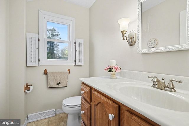 1 HANCOCK CT, New Freedom, PA 17349