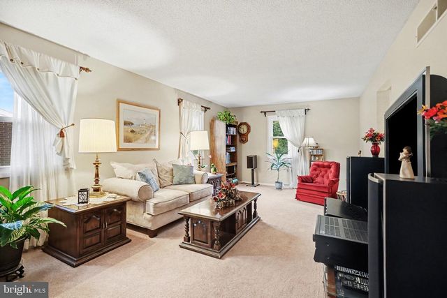 1 HANCOCK CT, New Freedom, PA 17349