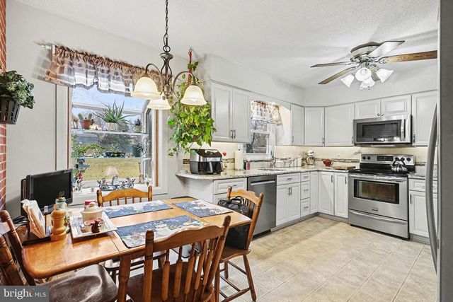 1 HANCOCK CT, New Freedom, PA 17349