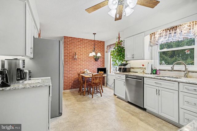 1 HANCOCK CT, New Freedom, PA 17349