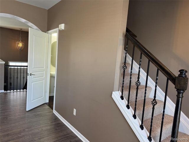 28024 Hopkins Drive, Novi, MI 48377