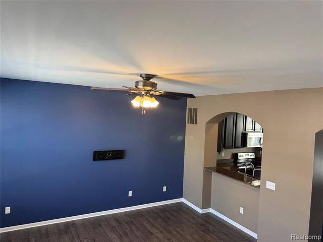 28024 Hopkins Drive, Novi, MI 48377