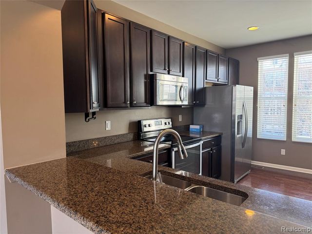 28024 Hopkins Drive, Novi, MI 48377