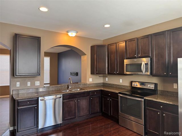 28024 Hopkins Drive, Novi, MI 48377