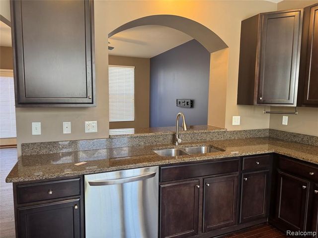 28024 Hopkins Drive, Novi, MI 48377