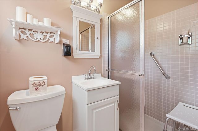 1 S Oaks Boulevard, Plainview, NY 11803