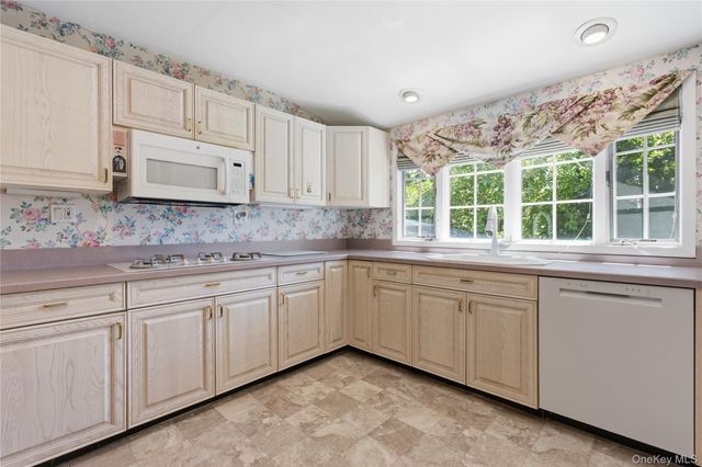 1 S Oaks Boulevard, Plainview, NY 11803