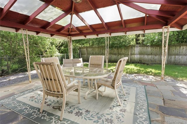 1 S Oaks Boulevard, Plainview, NY 11803
