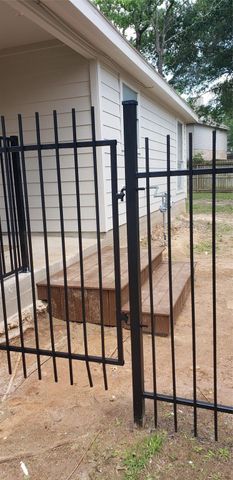 222 Canterbury Drive, Conroe, TX 77303