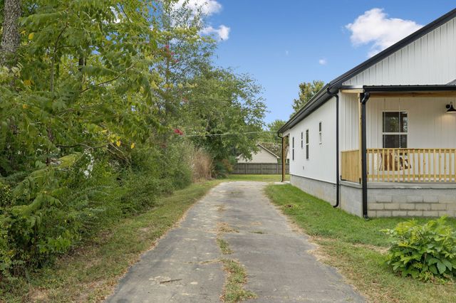 404 W 4th Ave, Hohenwald, TN 38462