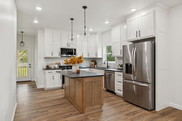 404 W 4th Ave, Hohenwald, TN 38462
