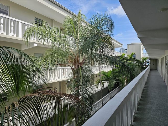 330 SE 2nd St 403H, Hallandale Beach, FL 33009