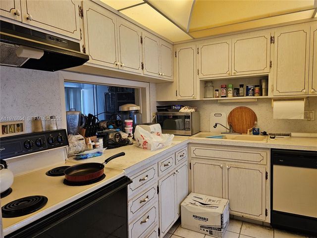 330 SE 2nd St 403H, Hallandale Beach, FL 33009