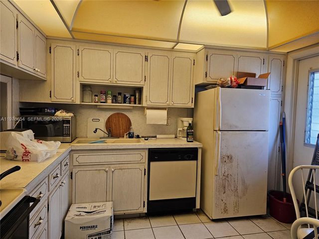 330 SE 2nd St 403H, Hallandale Beach, FL 33009