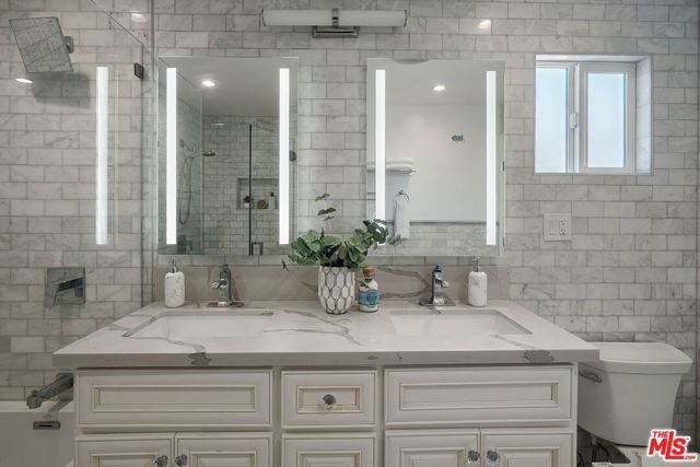 1568 S Point View Street, Los Angeles, CA 90035