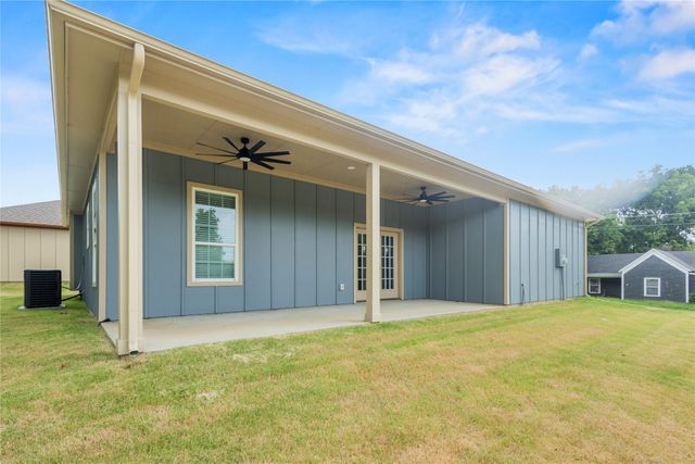 401 S 4th Street, Bonham, TX 75418