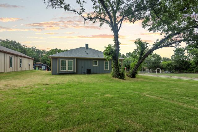 401 S 4th Street, Bonham, TX 75418