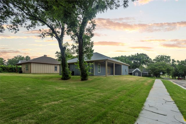 401 S 4th Street, Bonham, TX 75418