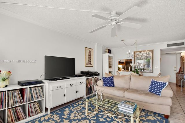115 Royal Park Drive 2C, Oakland Park, FL 33309