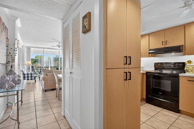115 Royal Park Drive 2C, Oakland Park, FL 33309