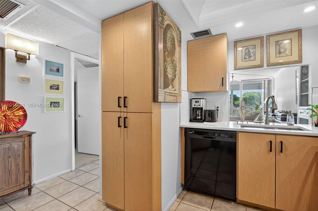 115 Royal Park Drive 2C, Oakland Park, FL 33309