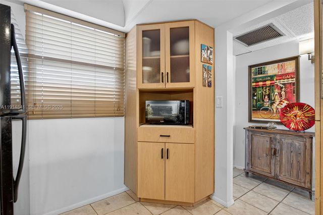 115 Royal Park Drive 2C, Oakland Park, FL 33309