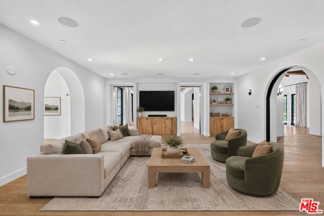 729 N Bedford Drive, Beverly Hills, CA 90210