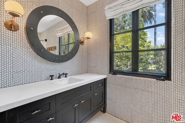 729 N Bedford Drive, Beverly Hills, CA 90210