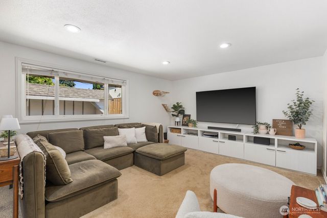 606 Crest Avenue, Kent, WA 98030