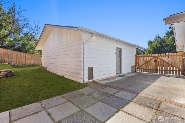606 Crest Avenue, Kent, WA 98030