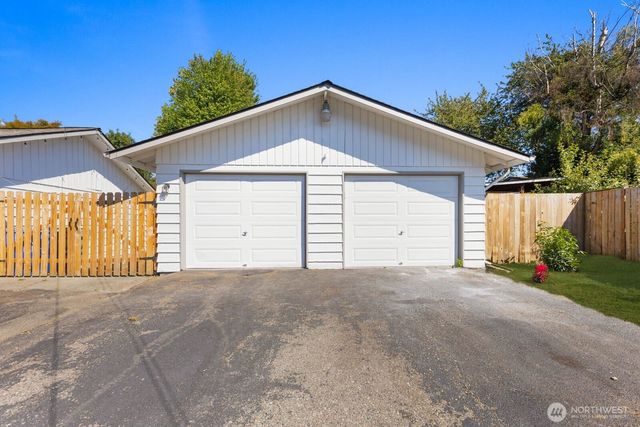 606 Crest Avenue, Kent, WA 98030
