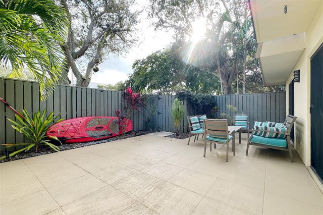 1700 Embassy Drive Apt 504, West Palm Beach, FL 33401