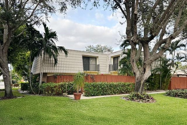 1700 Embassy Drive Apt 504, West Palm Beach, FL 33401