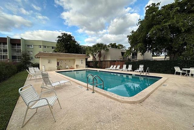 1700 Embassy Drive Apt 504, West Palm Beach, FL 33401