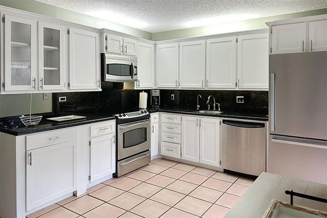 1700 Embassy Drive Apt 504, West Palm Beach, FL 33401