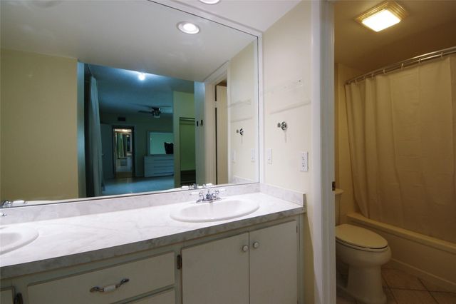 1700 Embassy Drive Apt 504, West Palm Beach, FL 33401
