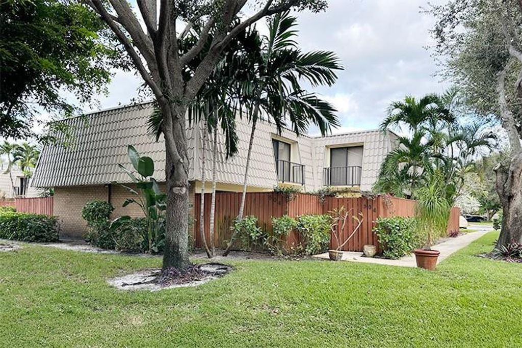 1700 Embassy Drive Apt 504, West Palm Beach, FL 33401
