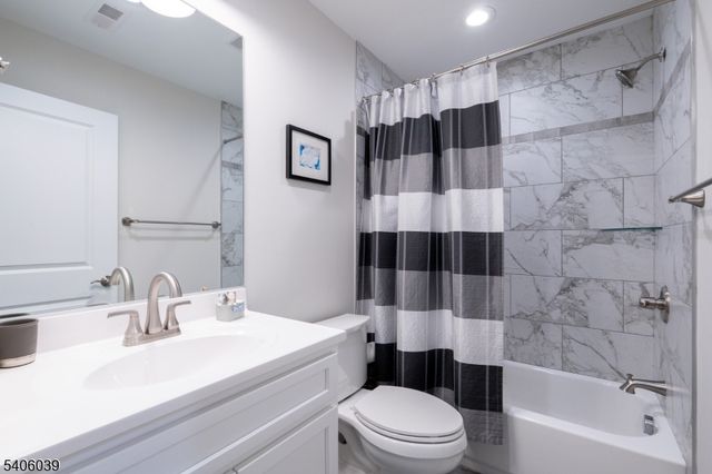 165 Lakeside Rd 8, West Milford Twp., NJ 07421