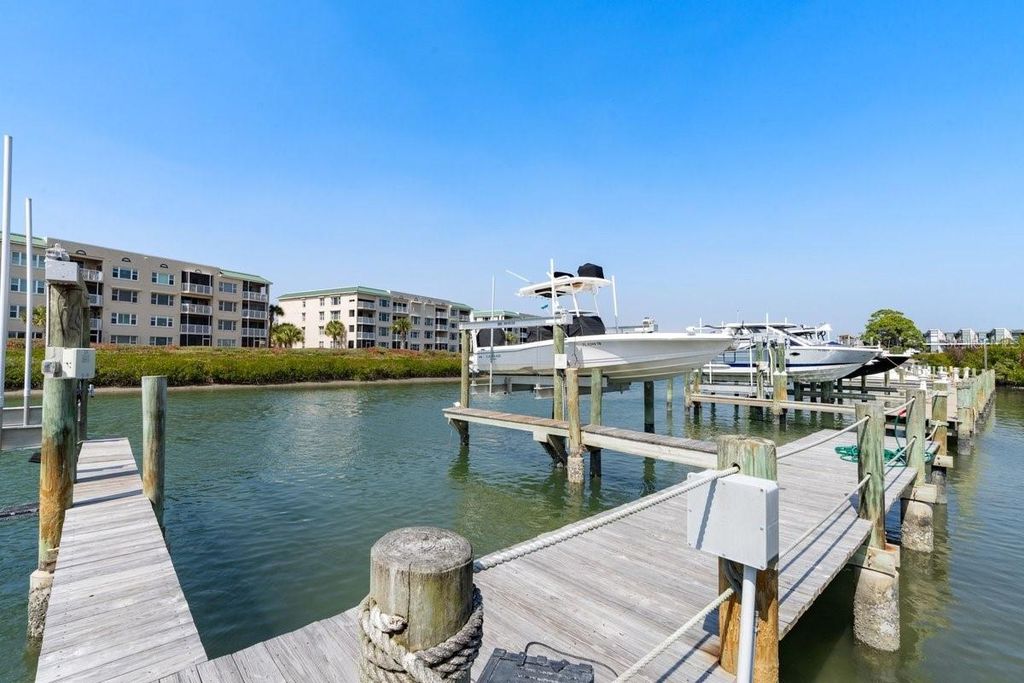 Image 8 of property listing at 552 S PENINSULA AVENUE, New Smyrna Beach, FL 32169