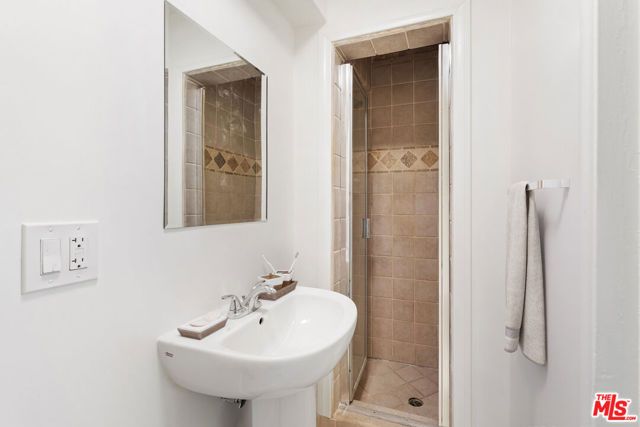 1635 S Beverly Glen Boulevard 7, Los Angeles, CA 90024