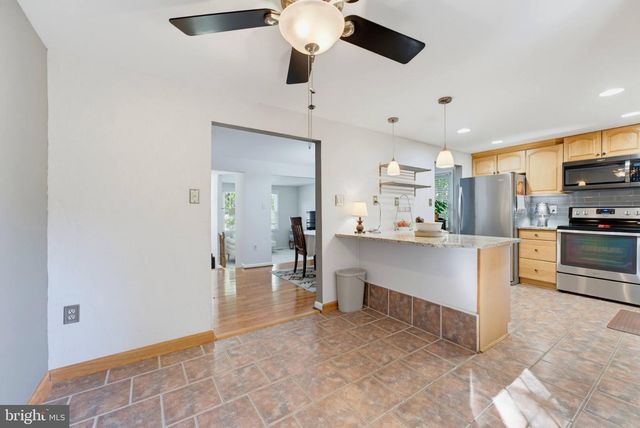 10116 CHESTNUT WOOD LN, Burke, VA 22015