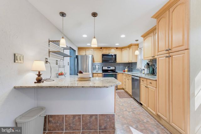 10116 CHESTNUT WOOD LN, Burke, VA 22015