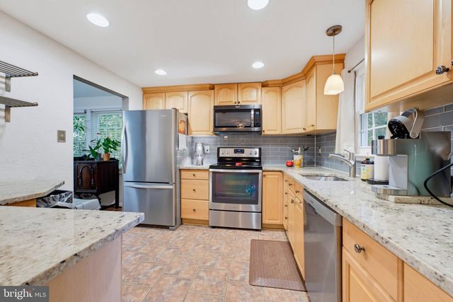 10116 CHESTNUT WOOD LN, Burke, VA 22015