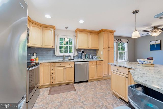 10116 CHESTNUT WOOD LN, Burke, VA 22015
