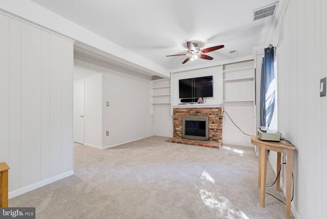 10116 CHESTNUT WOOD LN, Burke, VA 22015