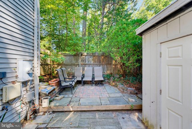 10116 CHESTNUT WOOD LN, Burke, VA 22015