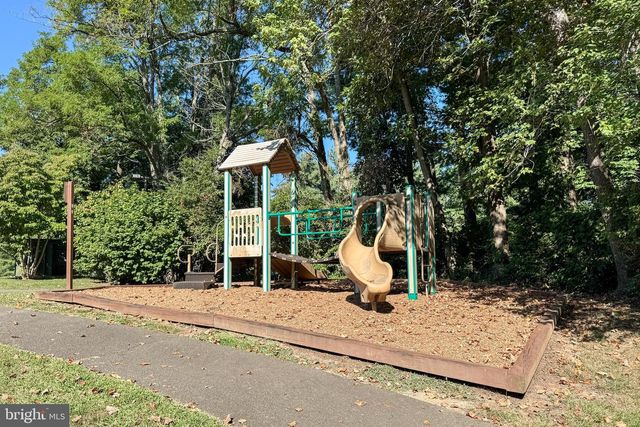 10116 CHESTNUT WOOD LN, Burke, VA 22015
