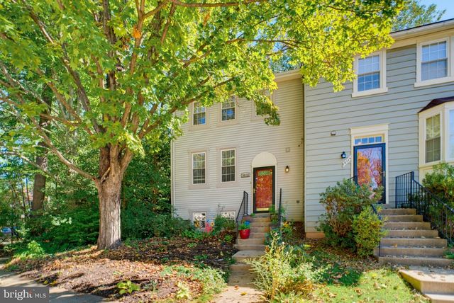 10116 CHESTNUT WOOD LN, Burke, VA 22015