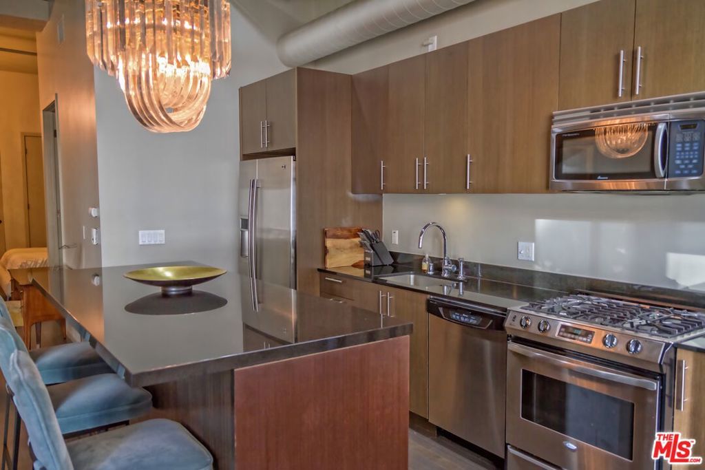 Image 8 of property listing at 1645 Vine Street 303, Los Angeles, CA 90028