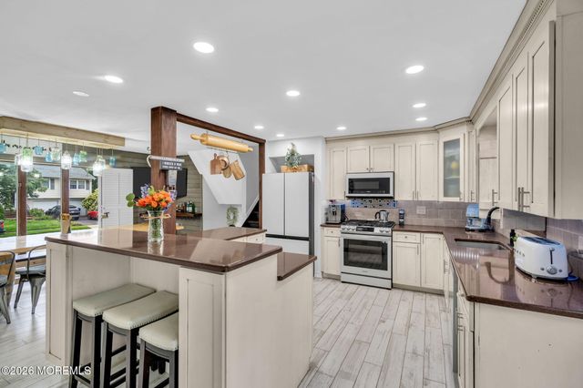 6 Volt Place, Middletown, NJ 07748